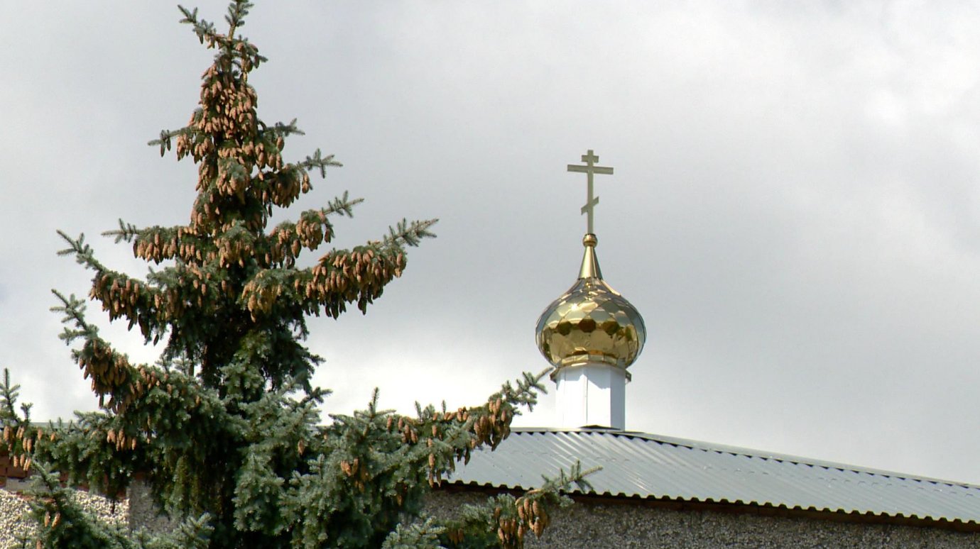 На крыше Богоявленской церкви установили малый купол
