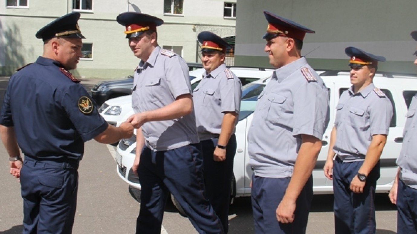 В Пензе сотрудникам УФСИН вручили ключи от трех машин «Лада Ларгус»