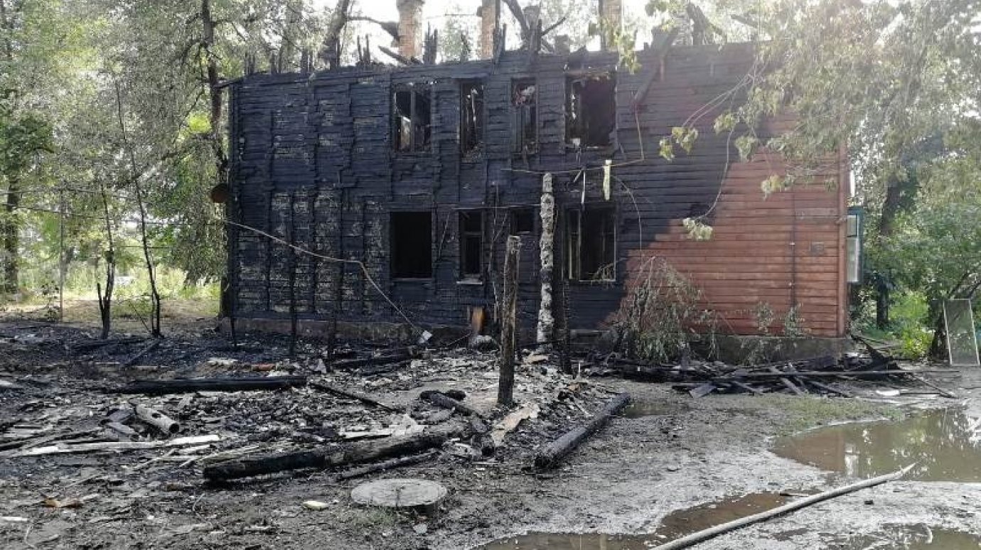 В Пензе огонь уничтожил двухэтажку на улице Галетной