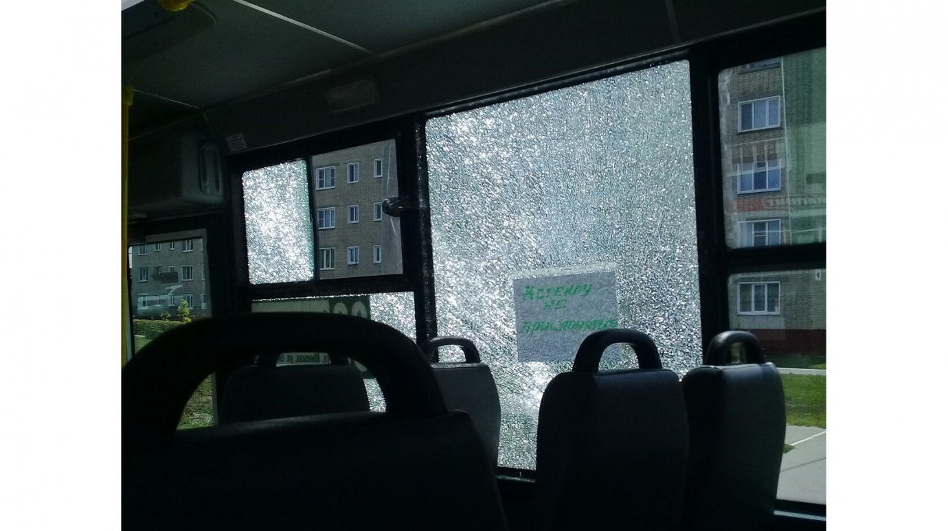 В Кузнецке маршрутка № 66 ездит с разбитым стеклом