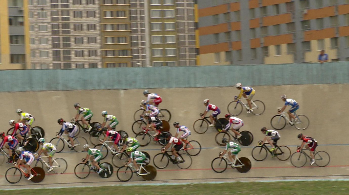 В Пензе около 50 велосипедистов крутят педали за призы соревнований