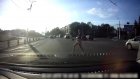 Пензенец снял на видео метнувшуюся под колеса его машины девушку