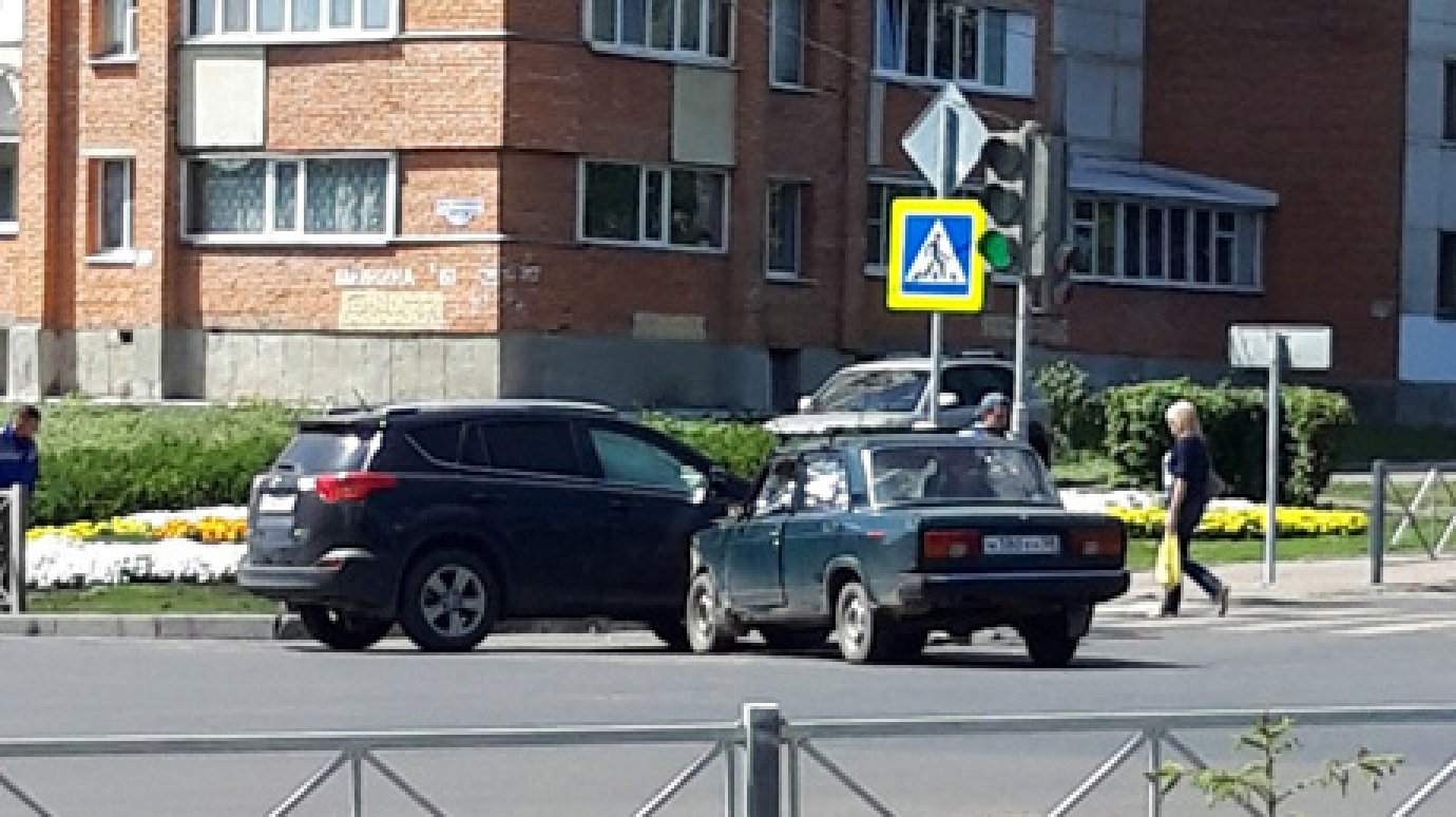 На перекрестке Калинина и Свердлова столкнулись Toyota RAV4 и ВАЗ-2105
