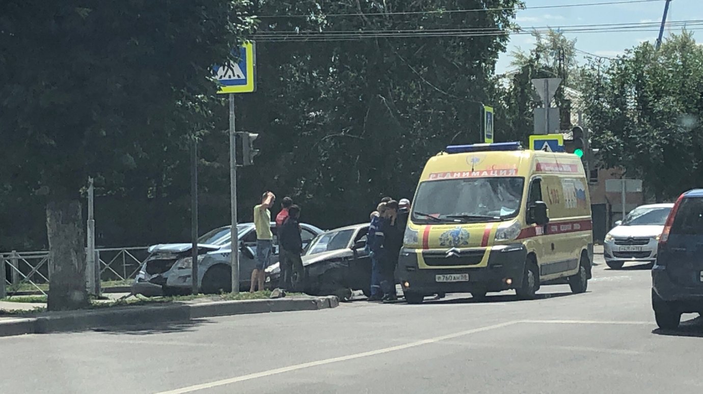 На перекрестке Куйбышева и Свердлова «Яндекс.Такси» вынесло на тротуар