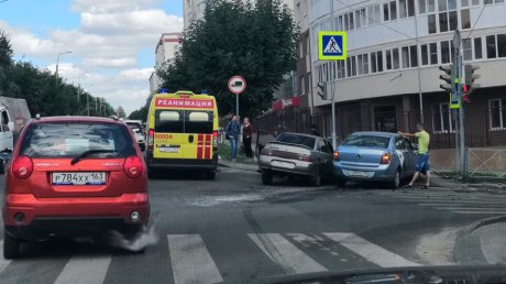 На перекрестке Куйбышева и Свердлова «Яндекс.Такси» вынесло на тротуар