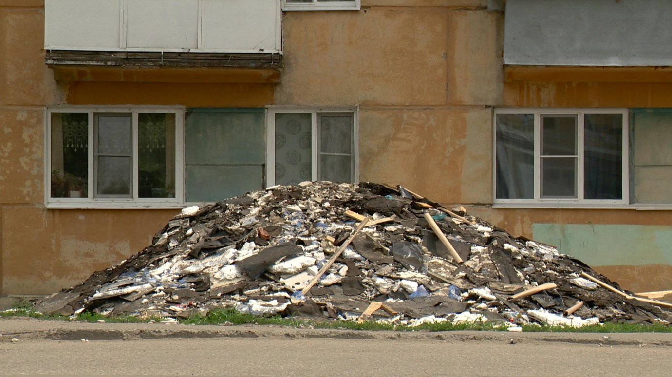 Пензячка почти 1,5 месяца живет с горой строительных отходов под окном