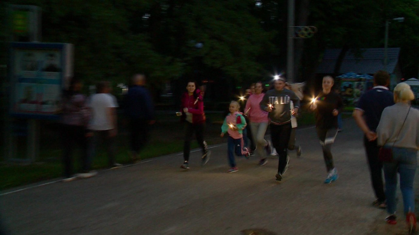 В Пензе горожане пробежали с фонариками по Олимпийской аллее