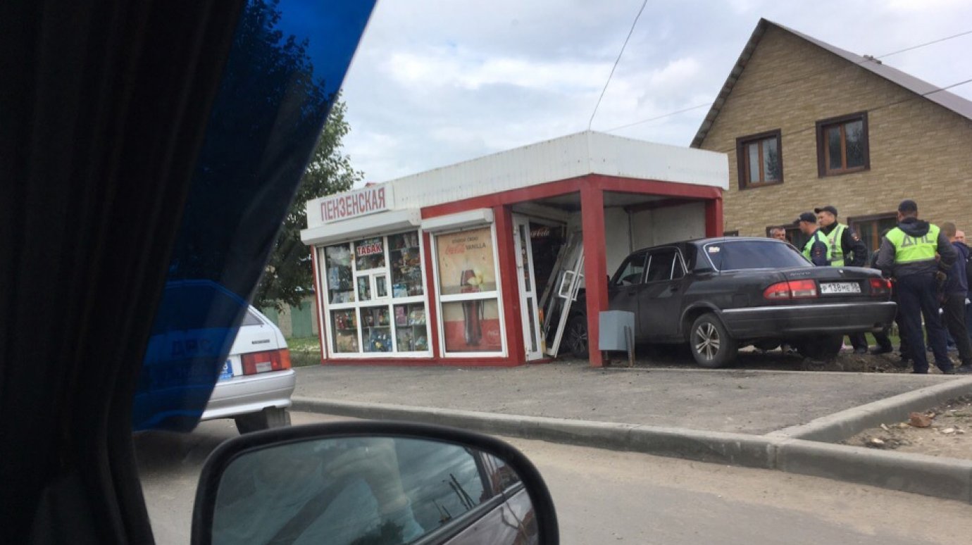 В Кузнецке автомобиль «залетел» в ларек на остановке