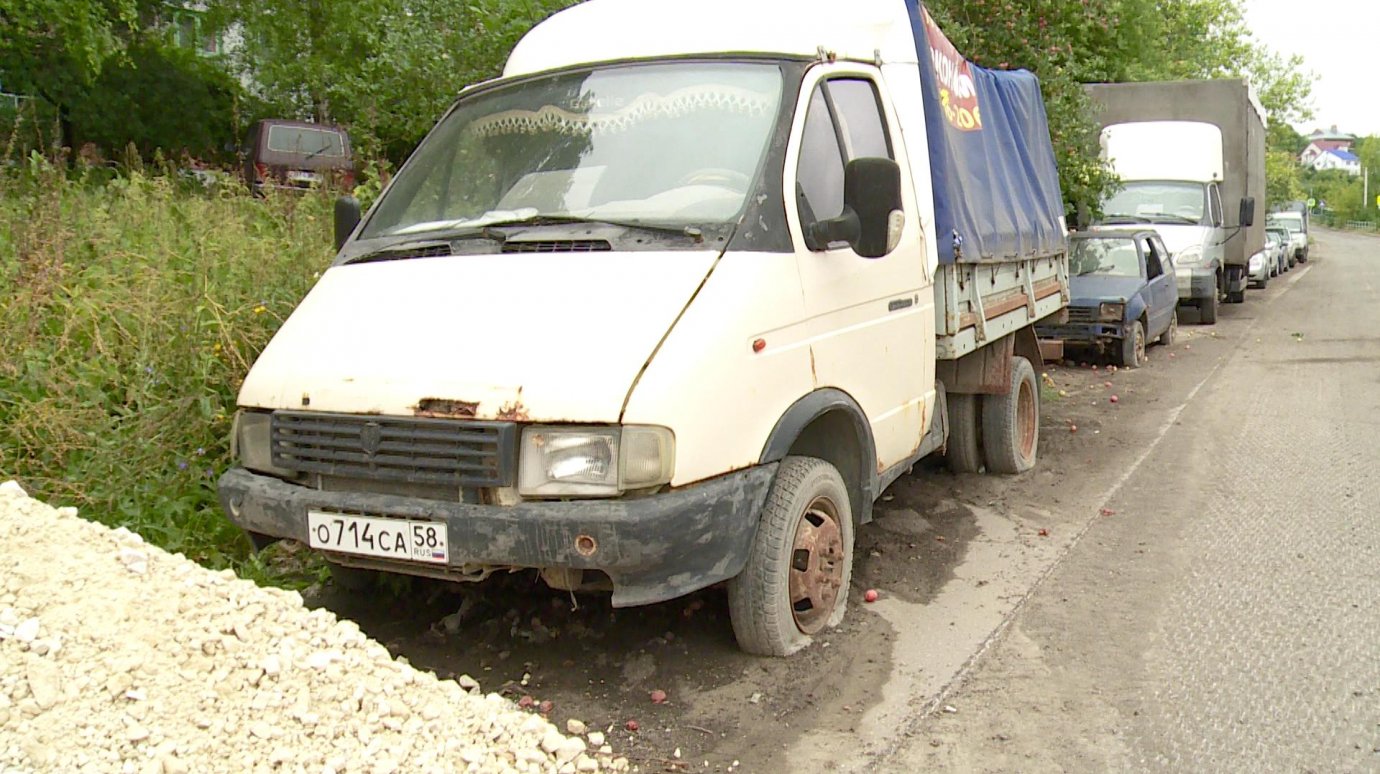 На Вишневой улице припаркованные автомобили мешают ремонту дороги