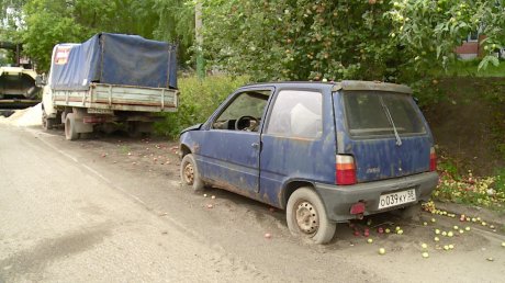 На Вишневой улице припаркованные автомобили мешают ремонту дороги