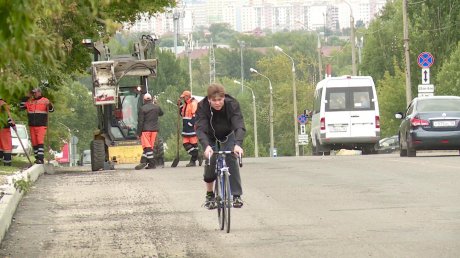 На Вишневой улице припаркованные автомобили мешают ремонту дороги