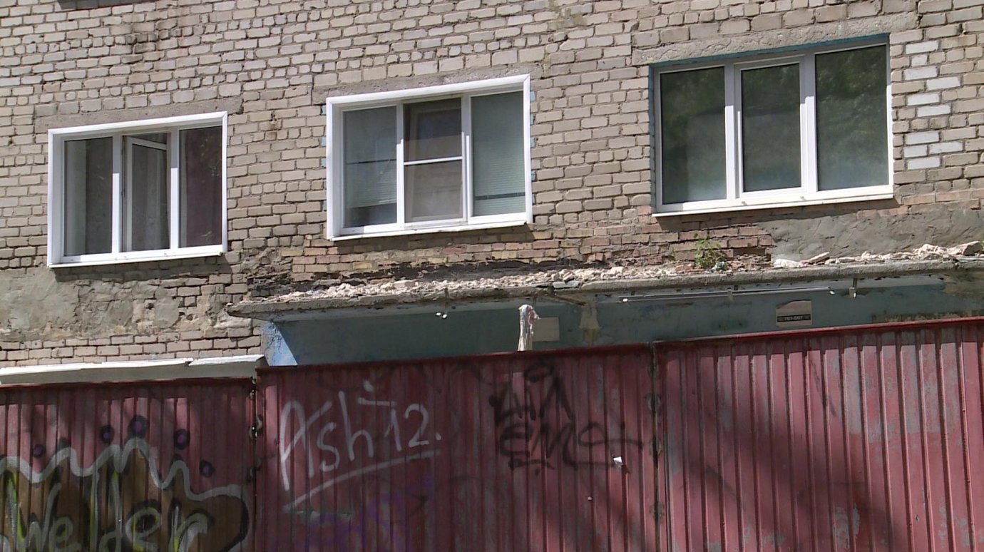 На улице Ударной, 39, закрыли забором вход в общежитие