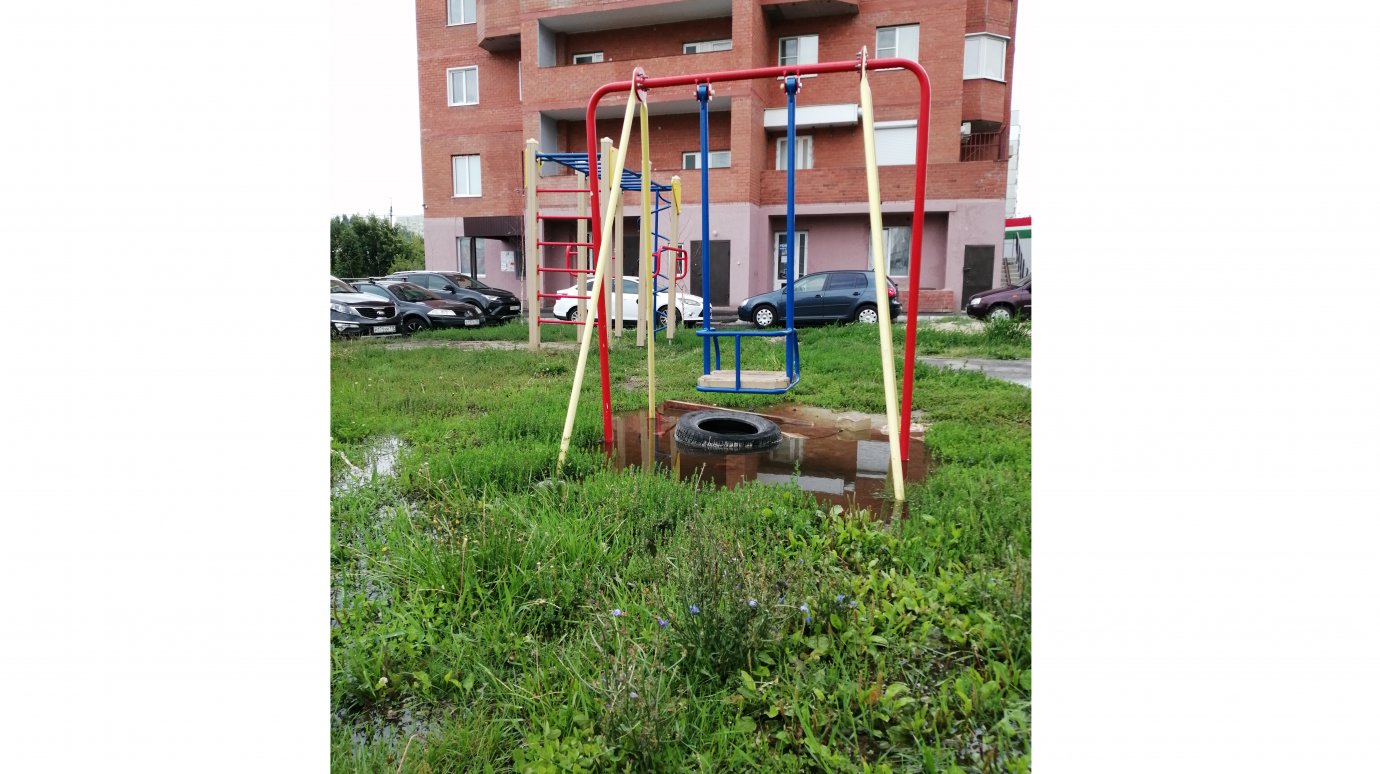 На улице Ладожской больше полумесяца затоплена детская площадка