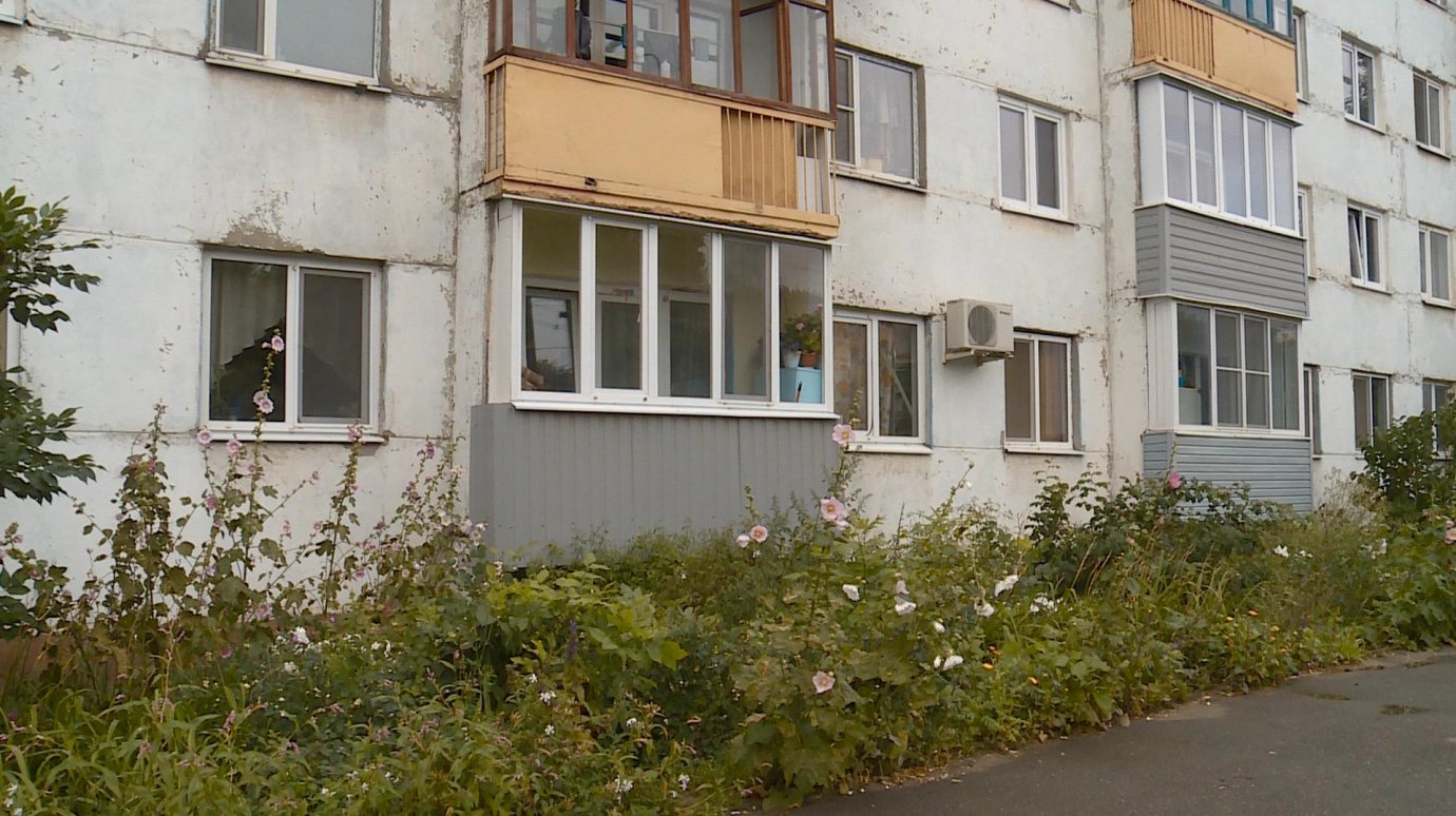 На улице Карпинского пенсионер выливает нечистоты в окно многоэтажки