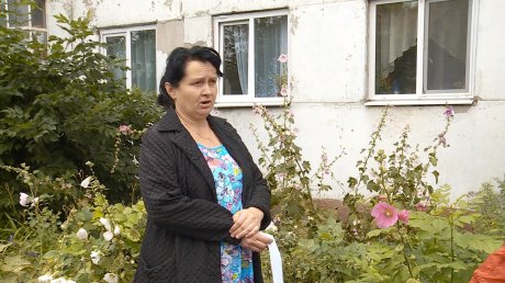 На улице Карпинского пенсионер выливает нечистоты в окно многоэтажки