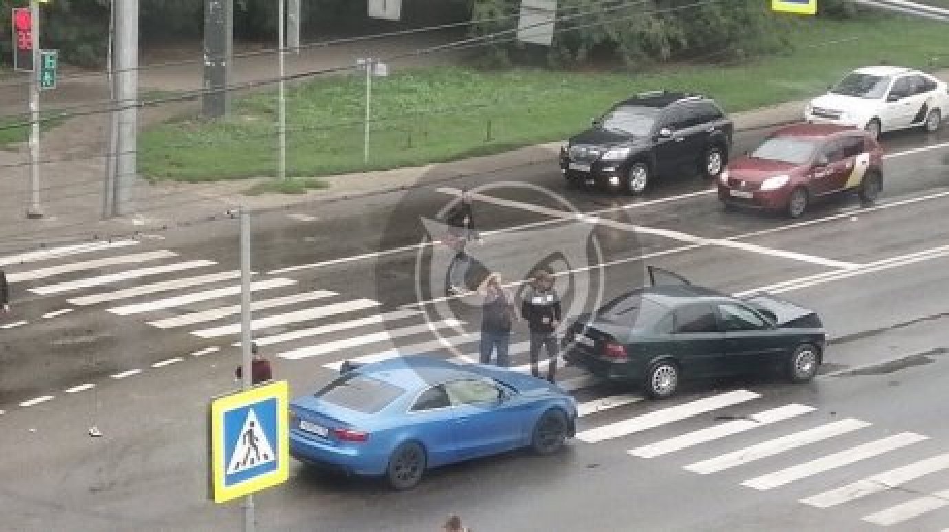 На улице Луначарского две иномарки не поделили дорогу