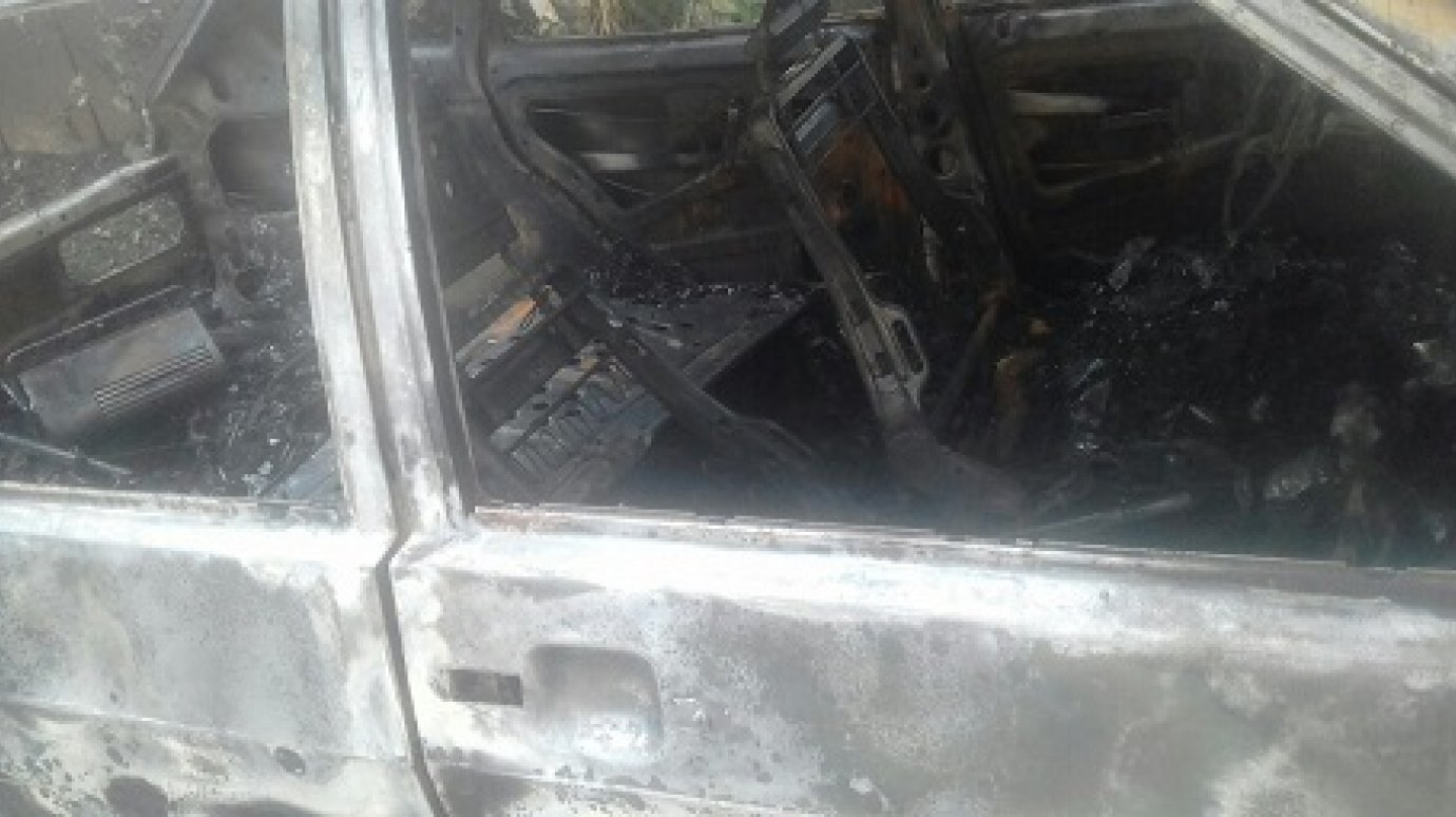 В Пензе ночной пожар уничтожил ВАЗ-2109 и повредил две иномарки