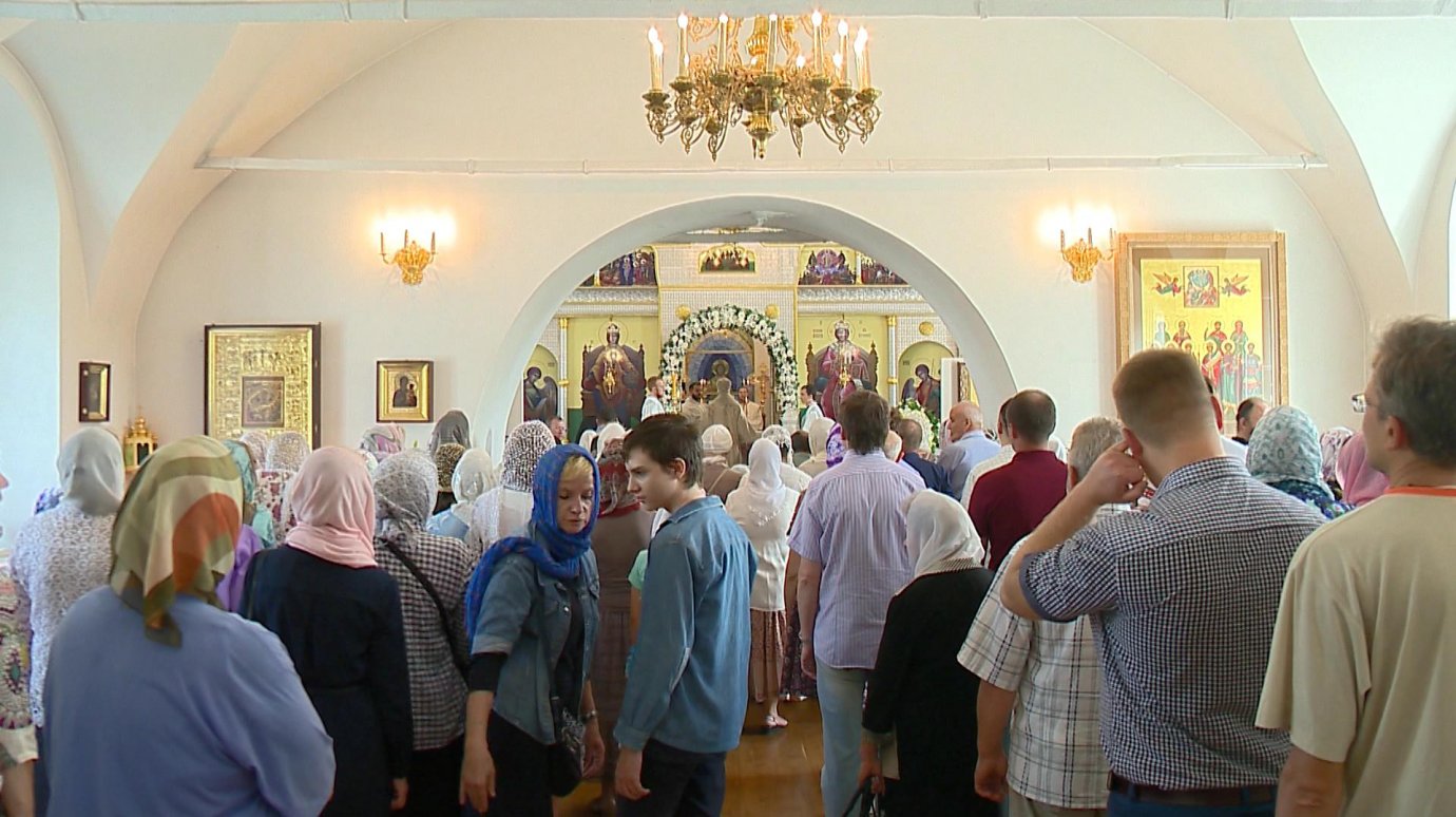 В Спасо-Преображенском храме собрались десятки прихожан