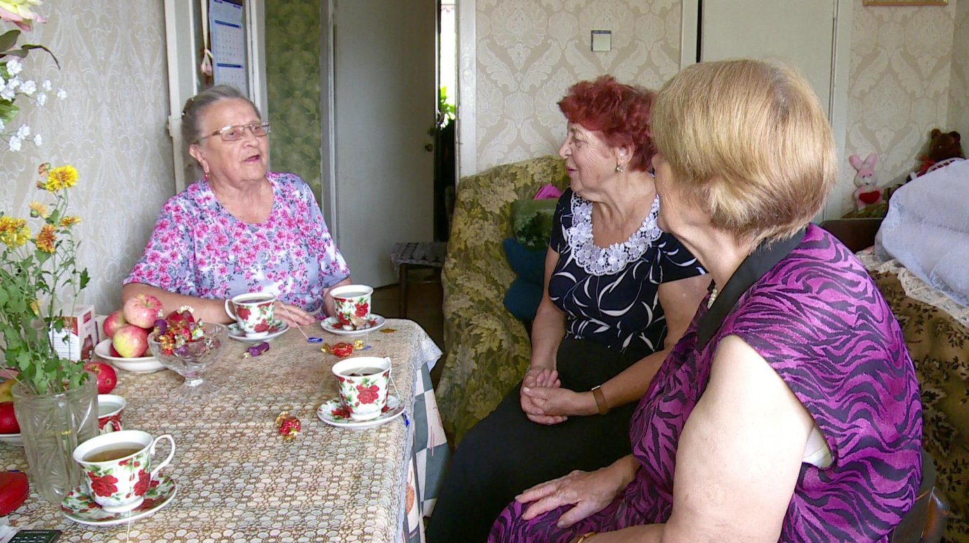 В Пензе пенсионеры клуба «Радуга» поздравили с юбилеем одинокую женщину