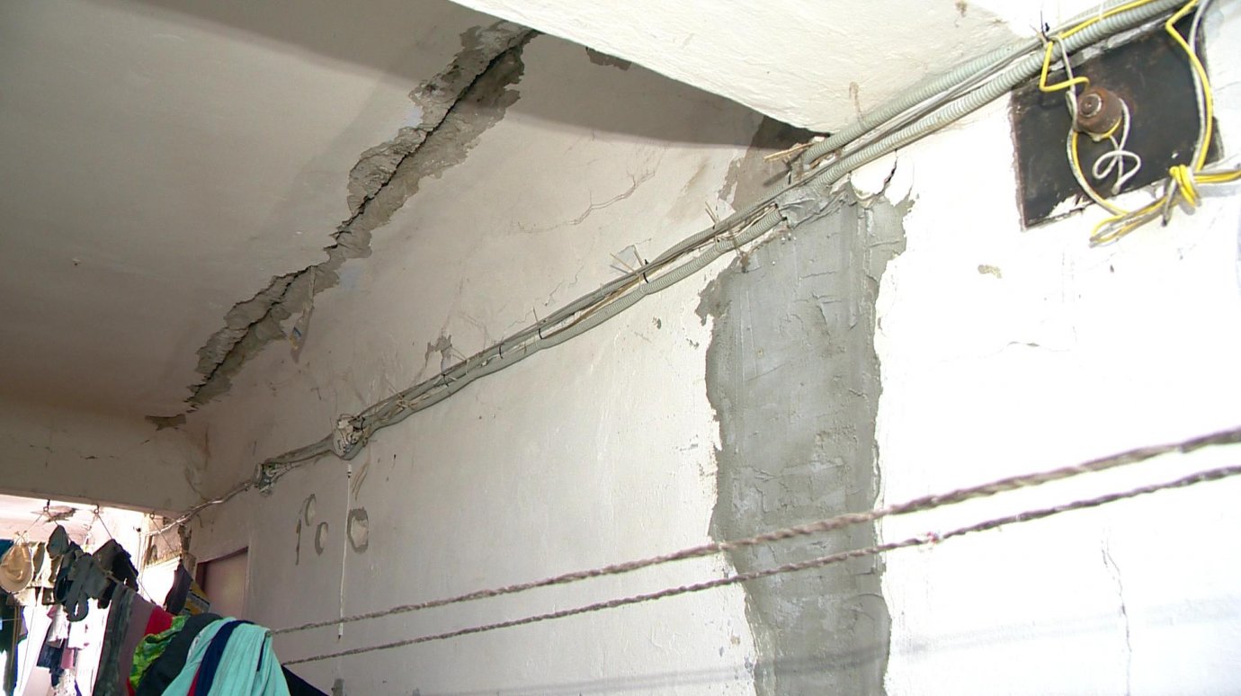 В бывшем общежитии на улице Бурмистрова, 5а, рухнула штукатурка