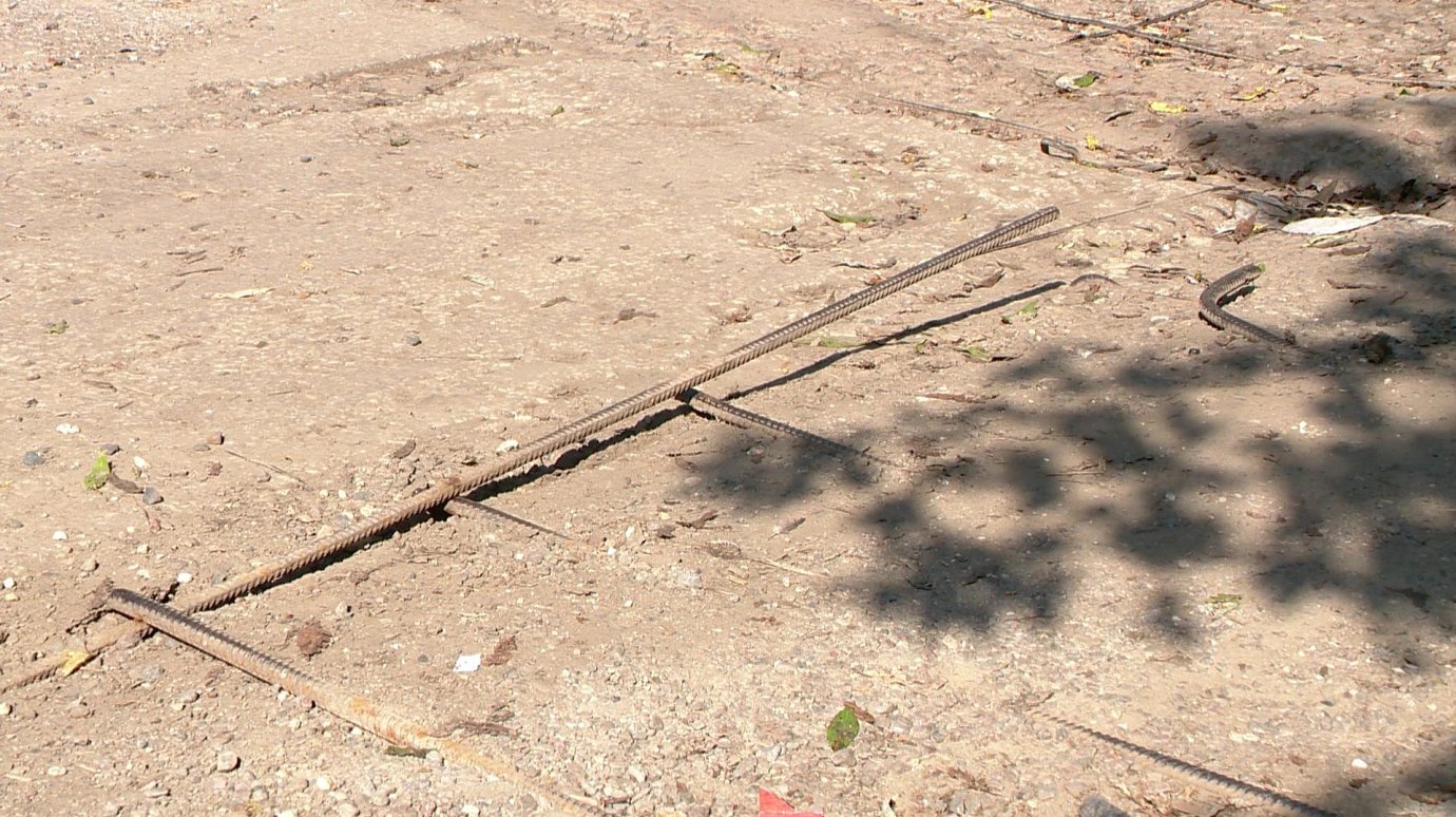 На ул. Тарханова на дороге из бетонных плит торчат железные прутья