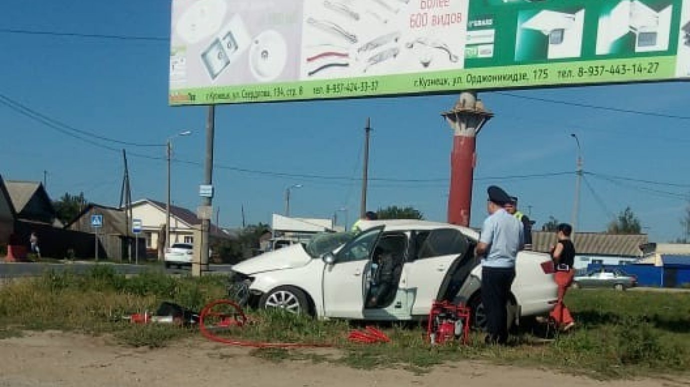 В Кузнецке Volkswagen влетел в рекламный щит, погиб человек