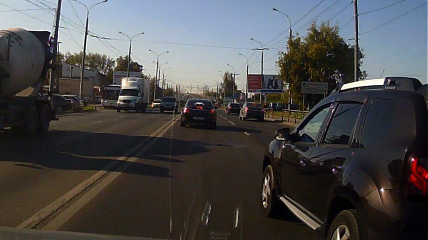 В Терновке водитель Renault подрезал и задел автомобиль Toyota RAV4