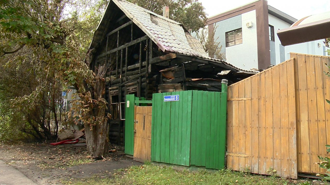 На улице Зои Космодемьянской, 8, второй раз за год загорелся дом