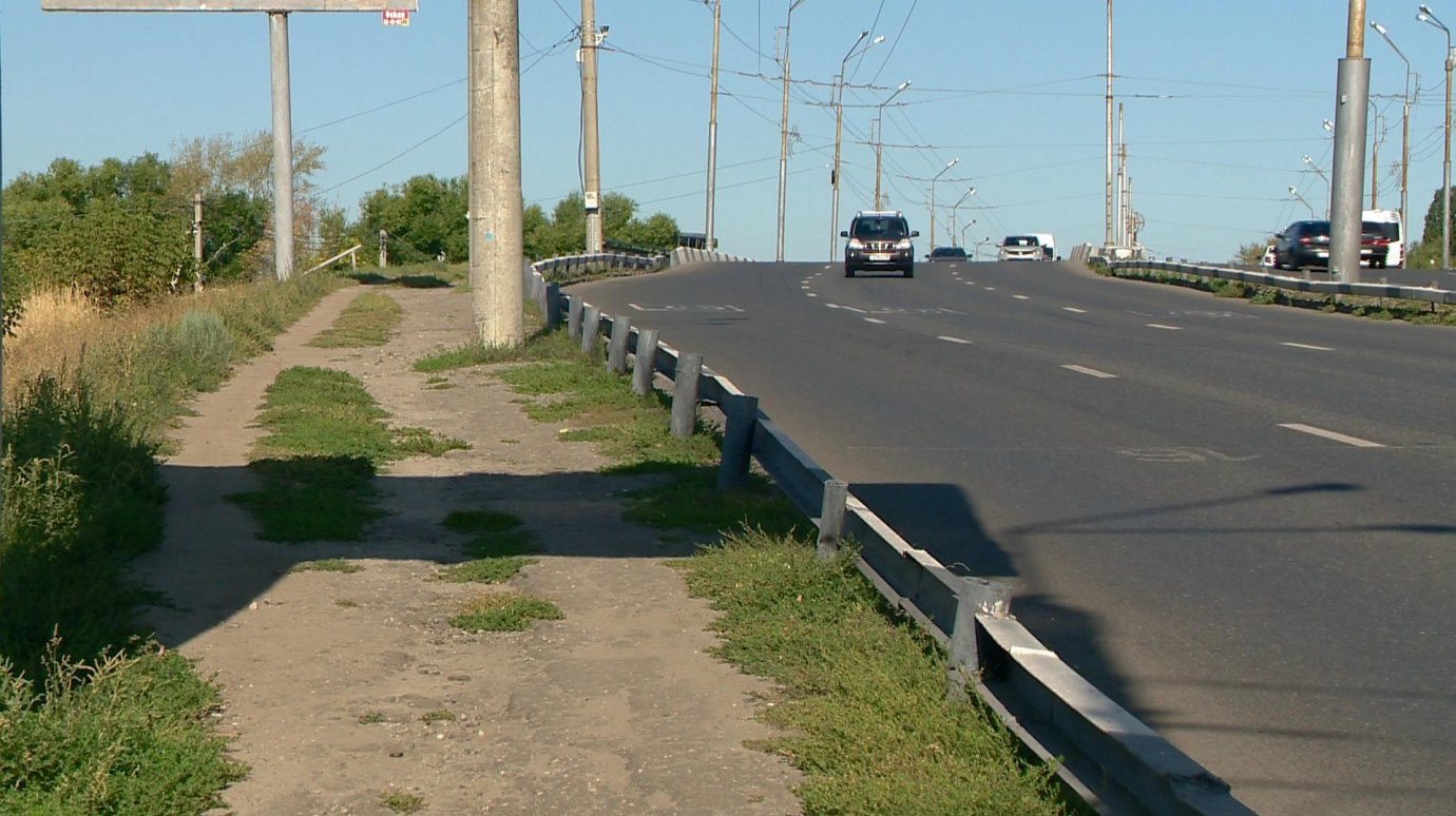 Пензенцы пожаловались на состояние пешеходной части моста у «Буратино»