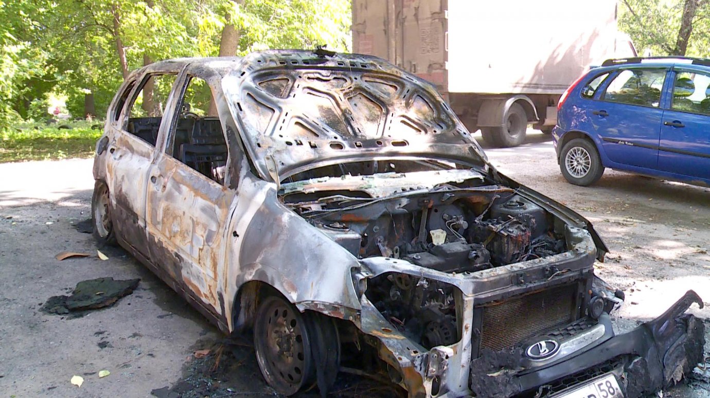 В горевших на улице Ворошилова автомобилях не было людей