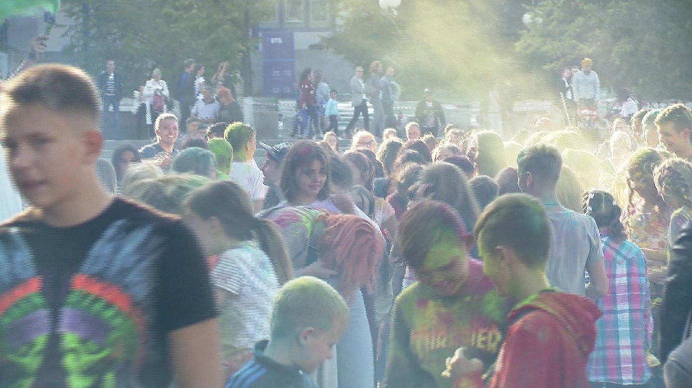 Сотни пензенцев стали гостями фестиваля красок на Фонтанной площади