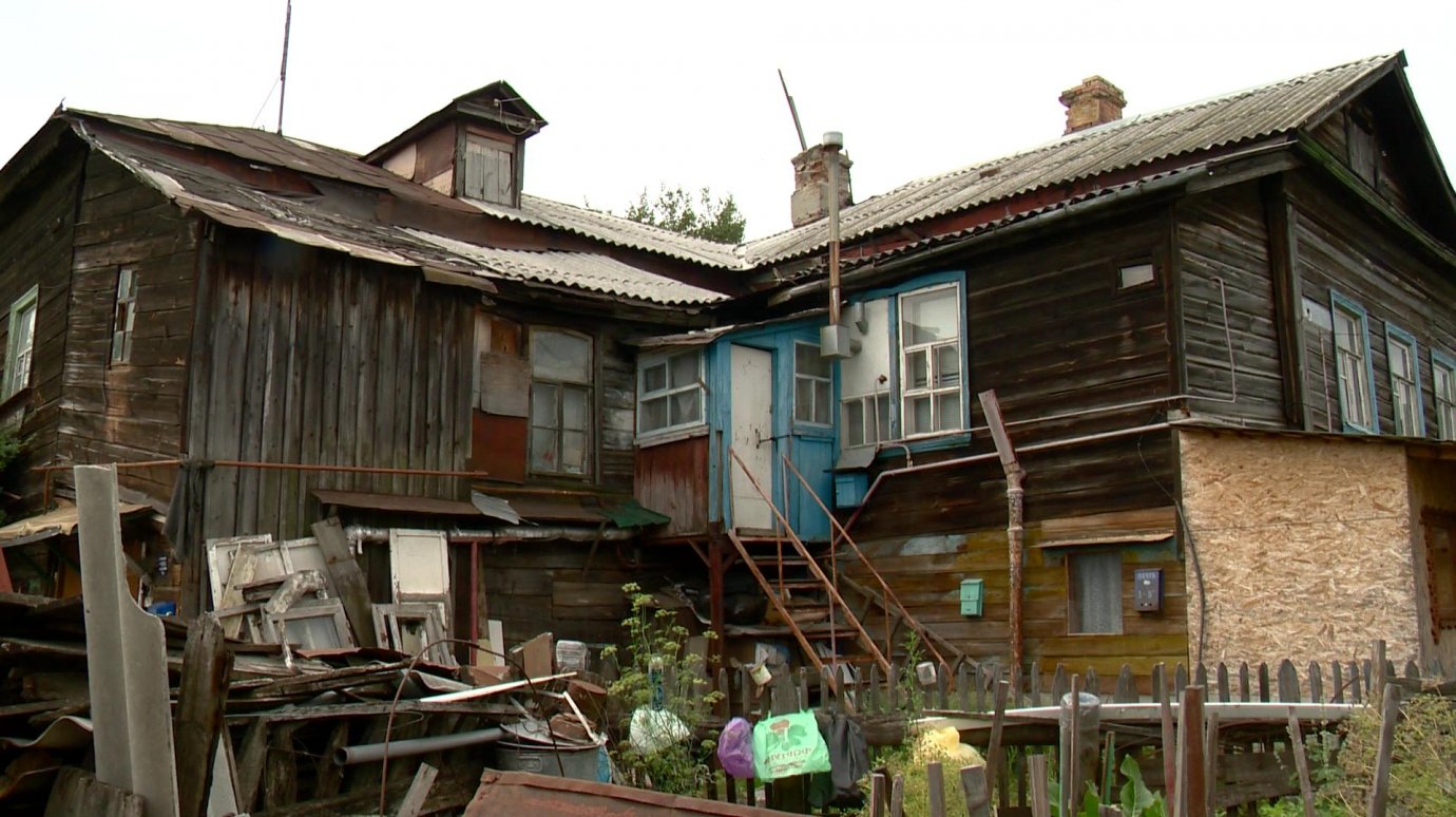 Жители столетнего дома на улице Замойского боятся его обрушения