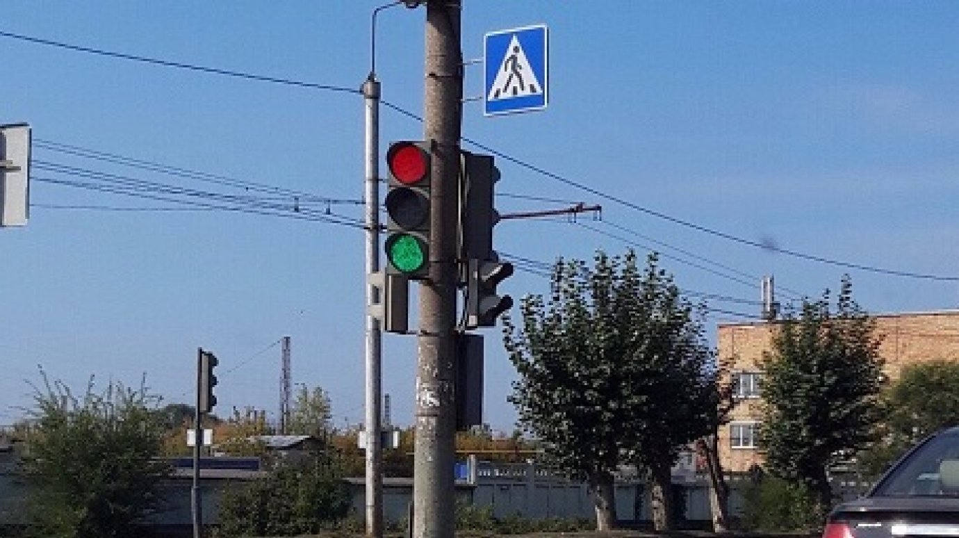 В Пензе водителей приводит в недоумение красно-зеленый светофор