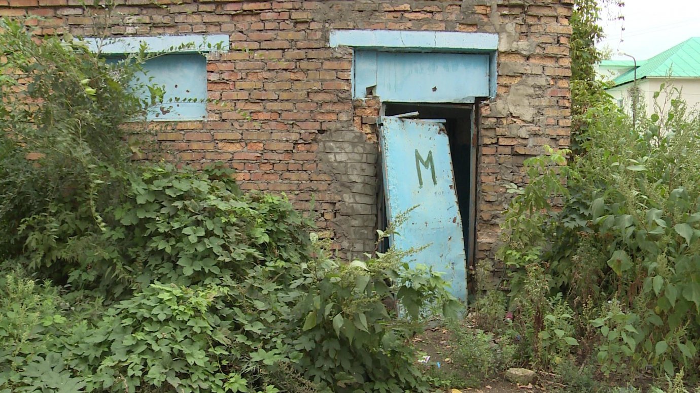 Жителям двух домов на Воровского некуда ходить в туалет