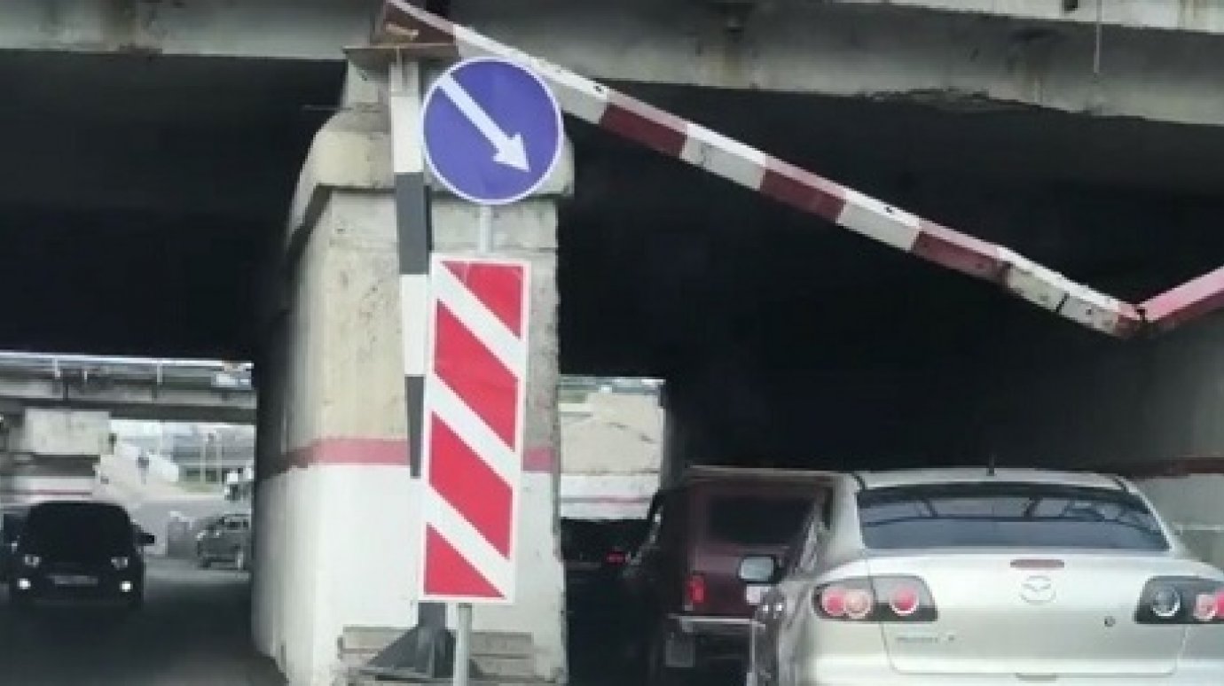 Проезд под железнодорожным мостом в Пензе вновь перекрыл грузовик