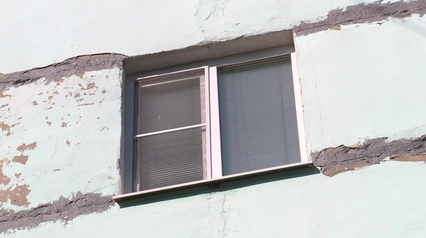 В квартирах на Ульяновской, 12, межпанельные швы пропускают ветер