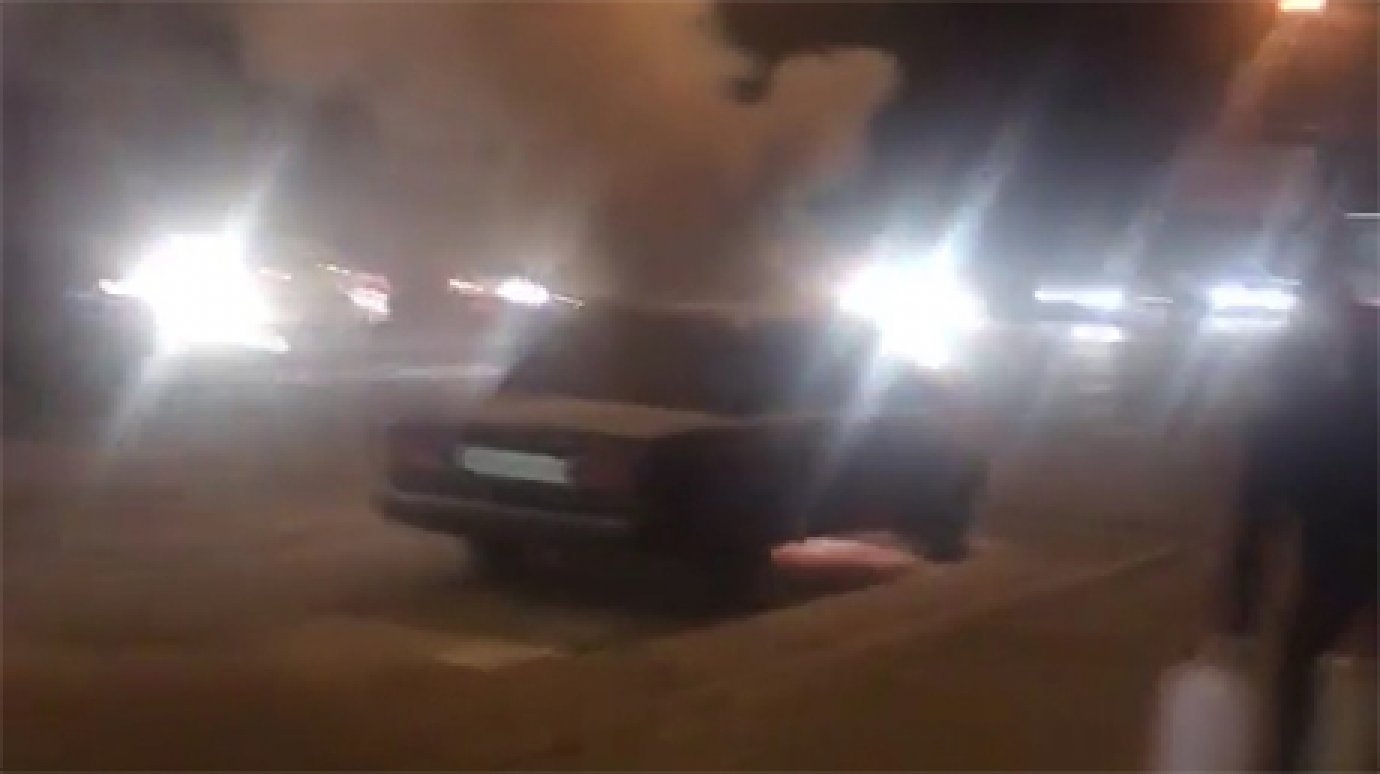 Пензенцы потушили автомобиль, загоревшийся на улице Окружной