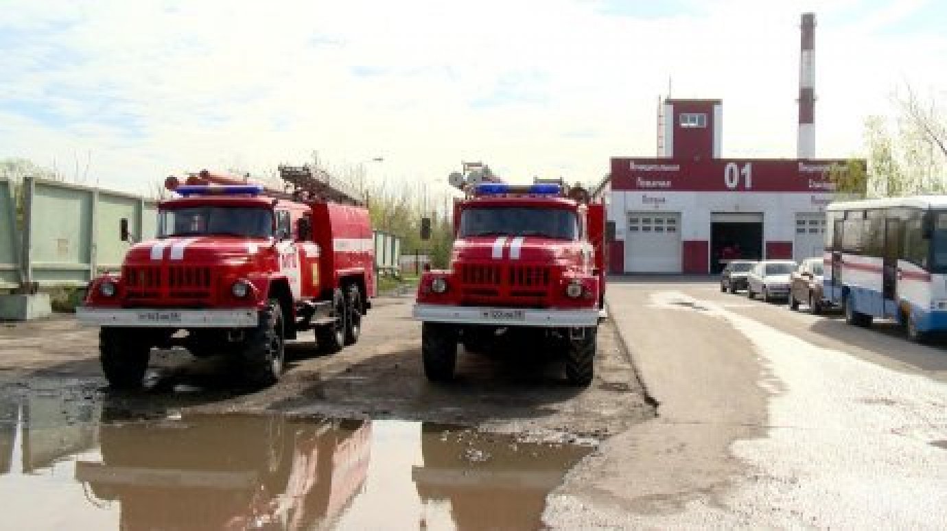 В Пензе пожарные спасли из горевшей квартиры четырех человек