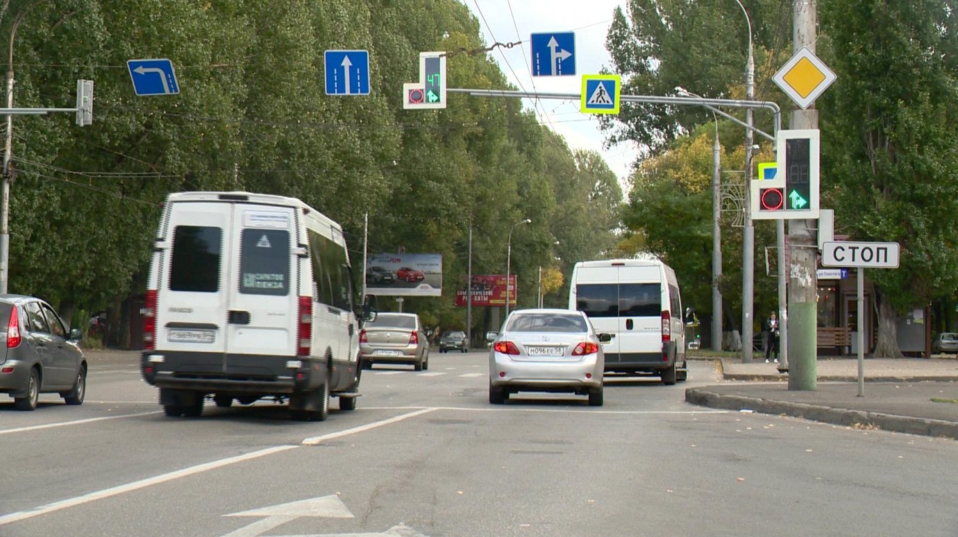 Водители выполняют опасные маневры на перекрестке Луначарского и Толстого