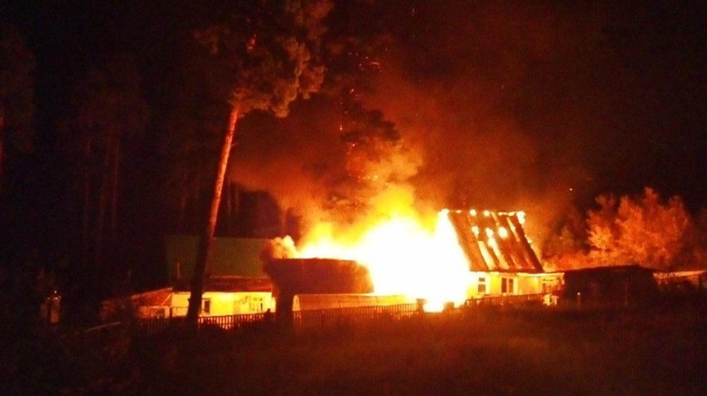 Ночью в Ахунах 19 человек тушили горящий дом