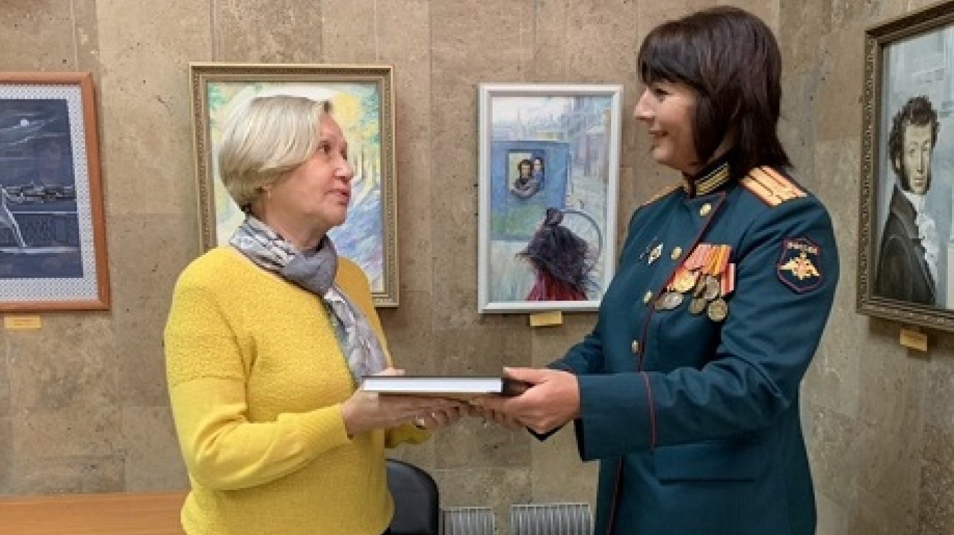 Выпускница Военной академии связи подарила кузнечанам свою книгу