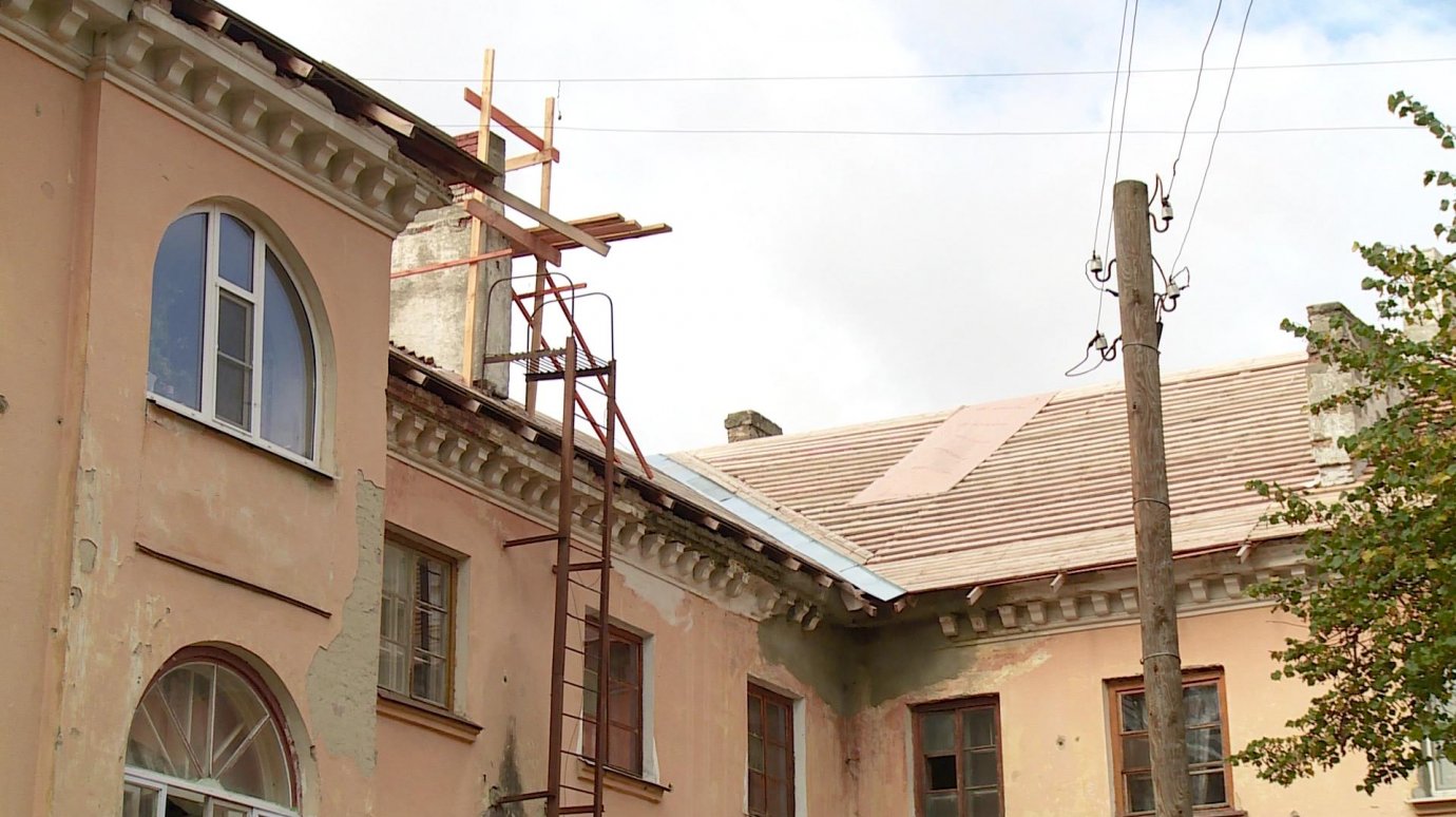 Жители Ударной, 22, не могут дождаться окончания ремонта крыши