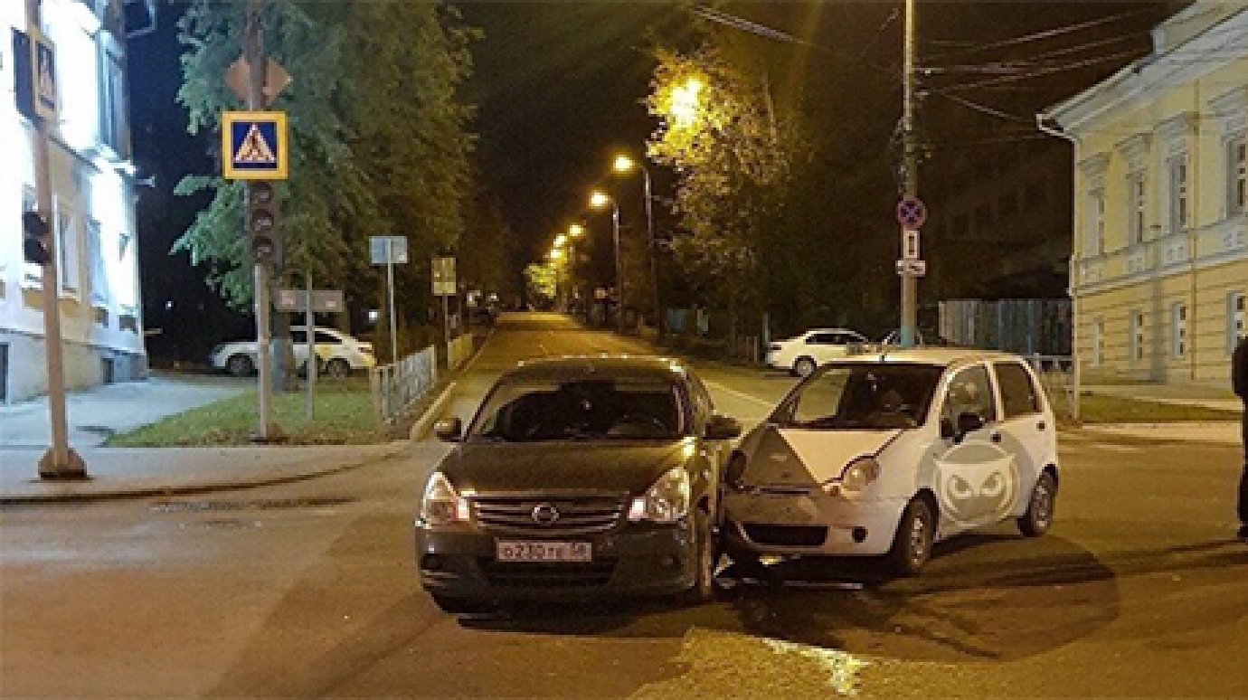Ночью в центре Пензы произошла авария с участием «Яндекс.Такси»