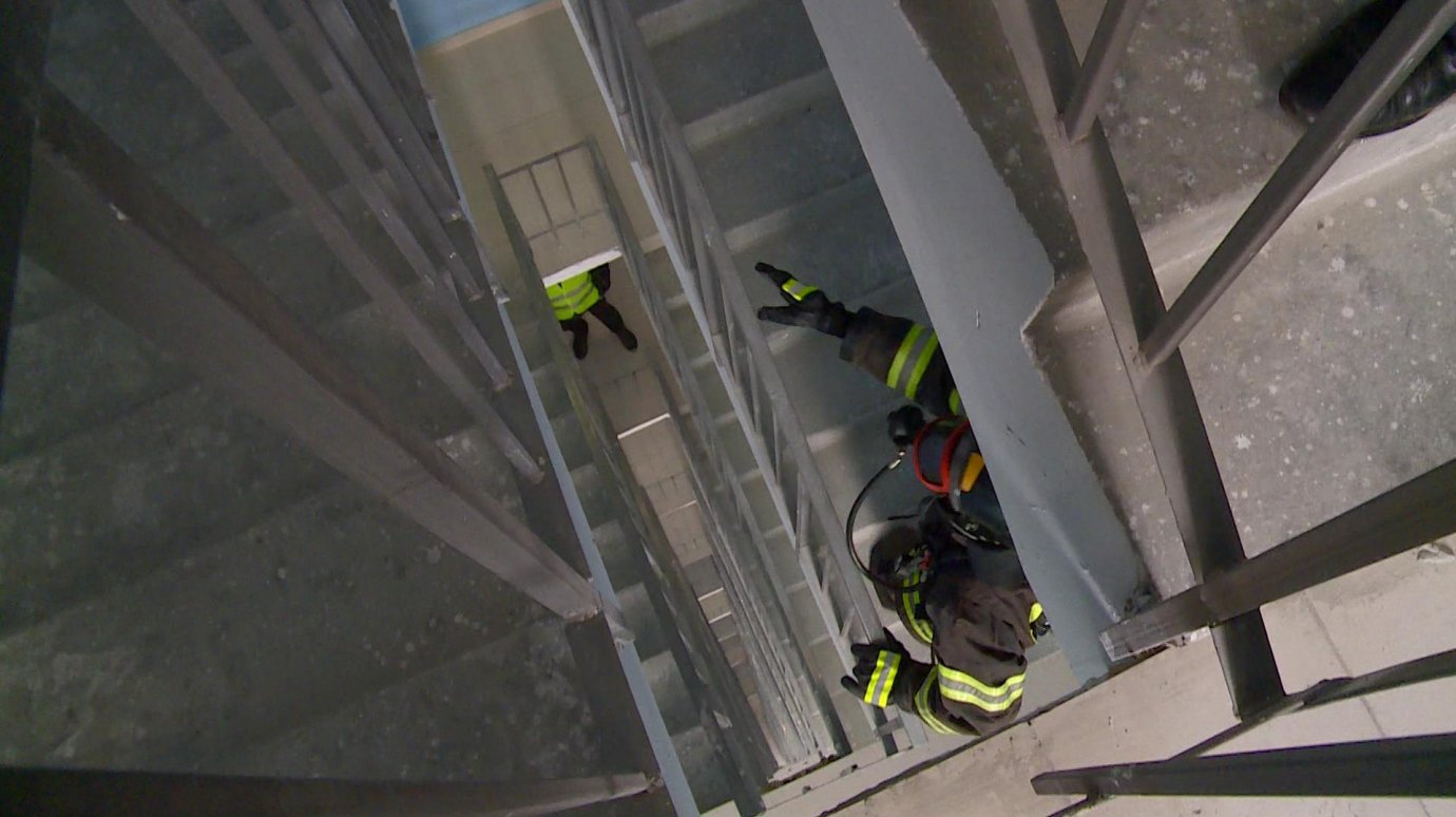 В Пензе пожарные проверили навык быстрого подъема на 22-й этаж