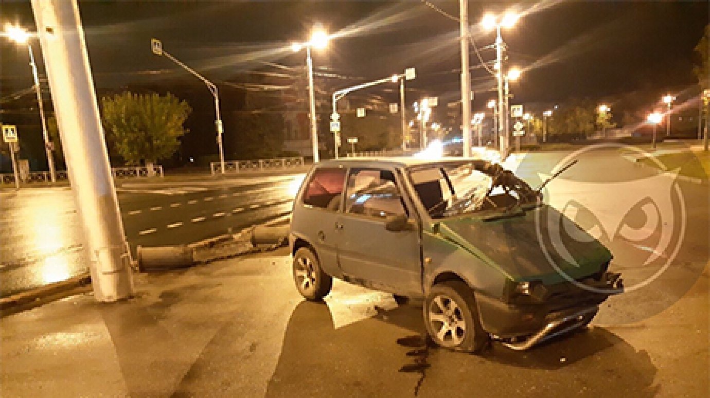 Автомобиль «Ока» снес ограждение у памятника Победы