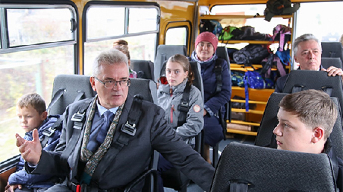 Губернатор покатался на школьном автобусе и вспомнил детство