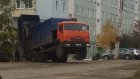 Кузнечан развеселил «присевший» на Рабочей улице КамАЗ