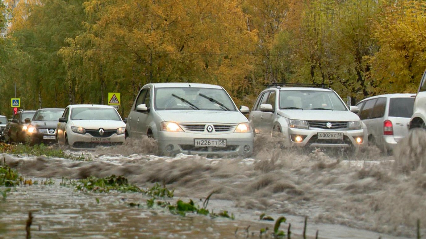 Автомобилисты столкнулись с водным препятствием на Тернопольской