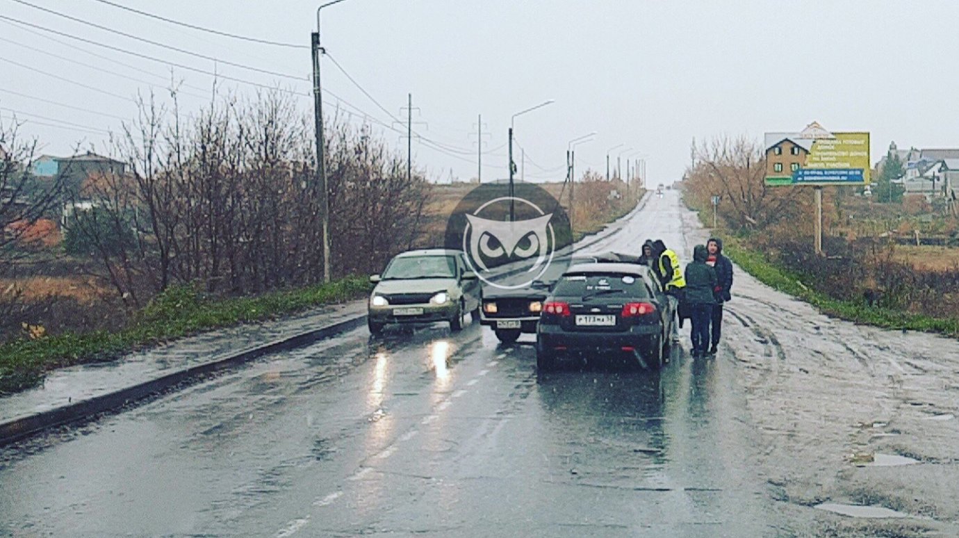На ул. Новоселов в Пензе не разъехались ВАЗ и иномарка, пострадала женщина