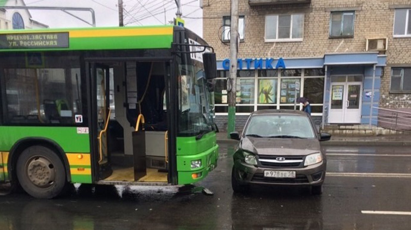 В аварии с пассажирским автобусом на ул. Чехова пострадал человек